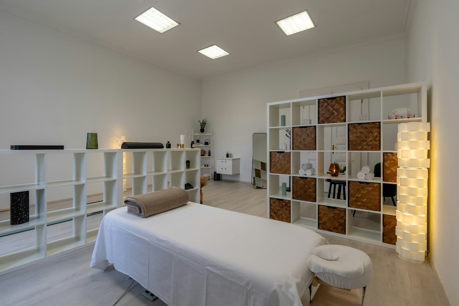 Cabina de masaje limpia y luminosa lista para una sesión